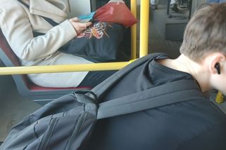 „Tady sedí můj batoh, krávo,“ řekl kluk ženě, která se chtěla posadit v MHD - Médium.cz